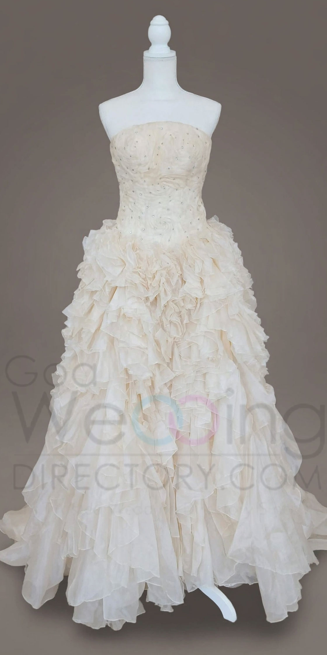 pre-wedding gown with trail on rent